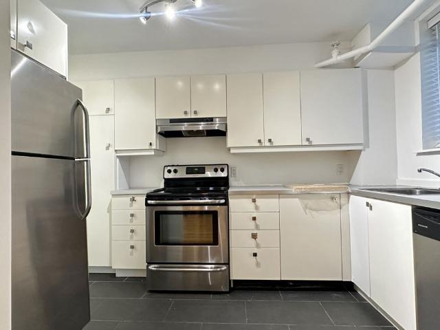 MÉTRO EDOUARD MONPETIT: Grand logement de deux chambres fermées offert en location semi meublé avec chauffage et eau chaude INCLUS