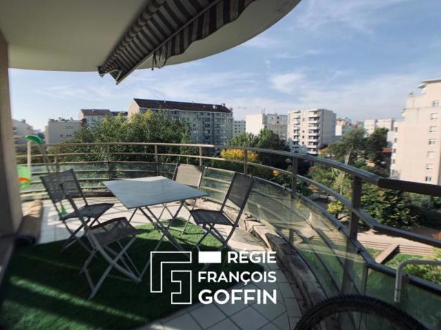 METRO REPUBLIQUE T4 AVEC BALCON CAVE ET GARAGES
