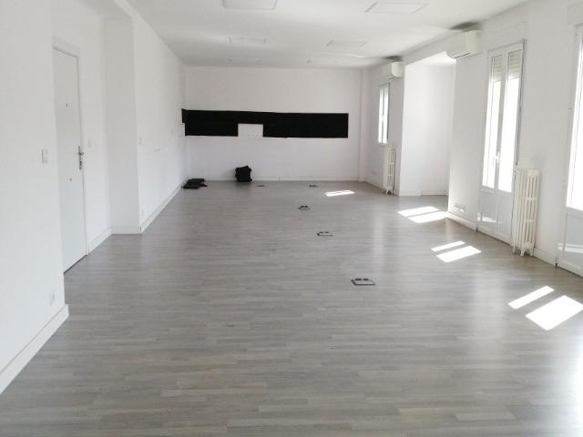 METRO RIOS ROSAS, OFICINA muy luminosa,130m2 diáfana, calefacción central incluida en el precio