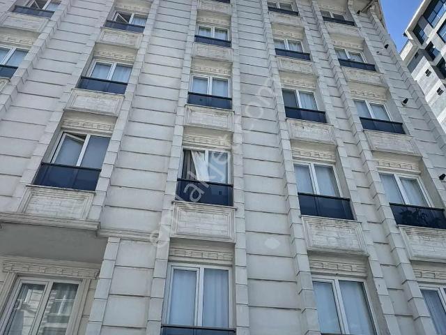Metrobüse Yakın 3+1 Aile Binasında