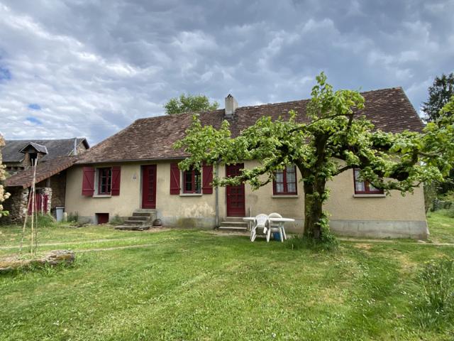 MEUZAC DANS UN JOLI HAMEAU. UNE MAISON AVEC SA GRANGE ET SON