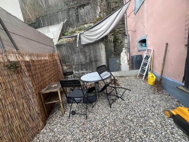 Meublé situé au rez avec entrée indépendante, jardinet et petite terrasse | dreamo. Ch