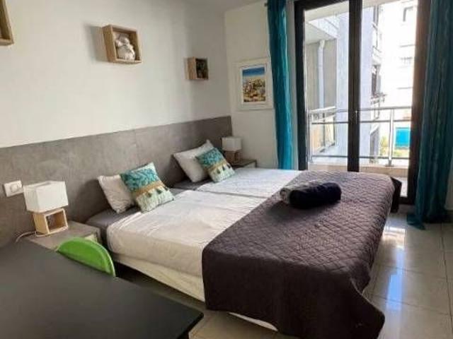 Meublé: Trois pièces de 70m² avec parking et terrasse de 30m²