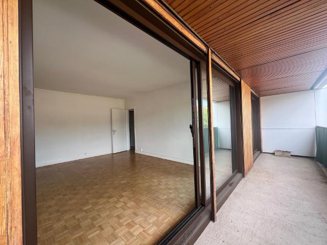 Meudon centre, résidence de standing, appartement de 45 m² orienté sud est, donnant sur un grand balcon, calme. Entrée avec placard, cuisne, séjour sur balcon, chambre avec placard, salle de douches, WC indépendant, cave. Local à vélos. Bon état