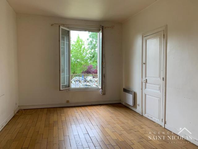 MEULAN centre. Ensemble immobilier d'un immeuble d'habitation et d'un immeuble de bureau. Cour avec stationnem