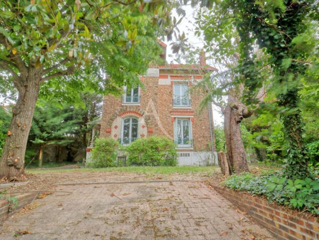 Meulière 5 chambres 135 m² + dépendance de 30 m² sur terrain de 1130 m² avec piscine