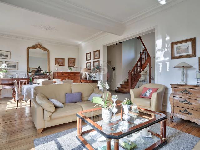 Meulière d'exception Plateau 210 m2 360 m2 au sol