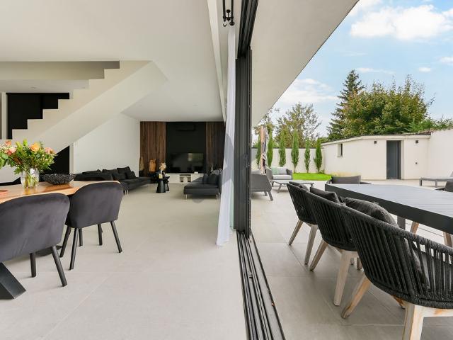 MEYZIEU MAISON CONTEMPORAINE DE 200 M2 AVEC PISCINE TERRAIN DE 610 M2