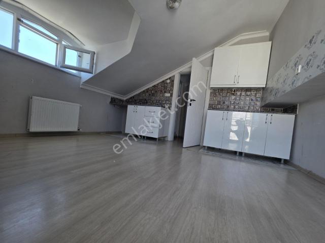Meydan Dibinde Kiralık Asansörlü 1+1 Çatı Katı Daire