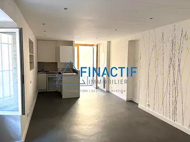 Meyrargues 13650 Location appartement 1 pièce t1 au dernier étage