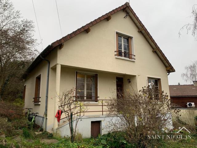MEZY SUR SEINE Charmante maison année 1960 à rénover, potentiel pour 140 m2 et 5 chambres. Sous sol total et g
