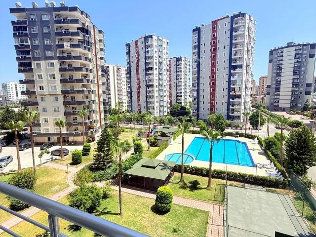 Mezitli'de Havuz Manzaralı Geniş Balkonlu 3+1 Daire