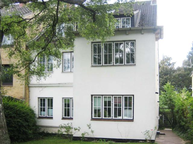 Attraktives Mehrfamilienhaus Ensemble mit vier Wohnungen und zwei Gartenhäusern