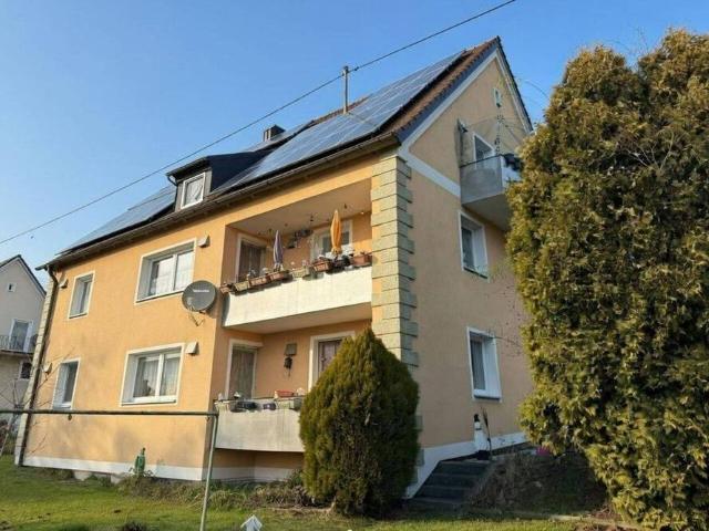 MFH mit 3 Einheiten, Außenwanddämmung, PV Technik & Grundstückspotenzial in Zentrallage Burgheims