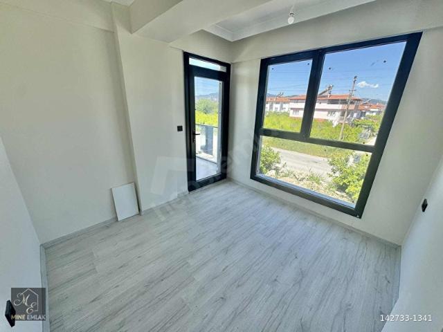 MİNE EMLAKTAN BAHÇELİ NİZAM SARIGERME YOL ÜERİNDE 1+1 DAİRE