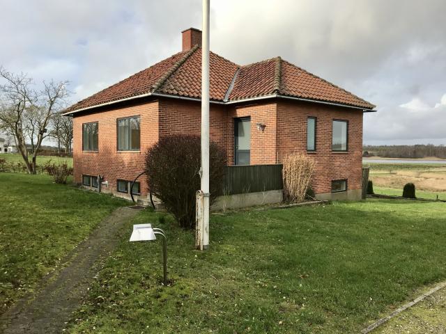 Mindre ældre villa med fjordudsigt og have ud til engarealer i Starup