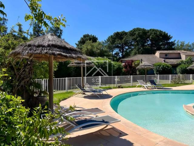 Mini villa 3 chambres, résidence avec piscine, entre Saint Cyprien et Cala Rossa