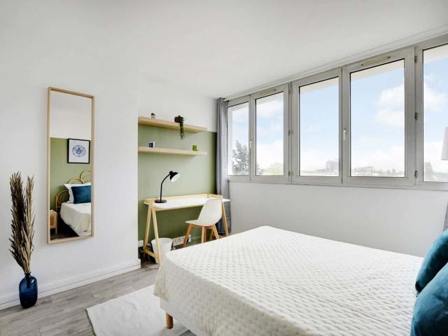 Minimalist 12 m² room to rent near Paris KRB25