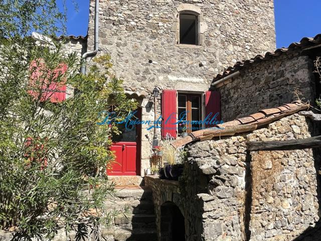 Mialet, charmante maison de village en pierres F3 avec terra