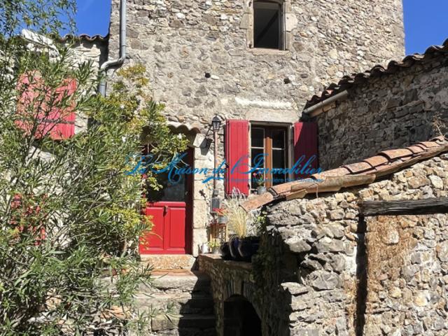 Mialet, charmante maison de village en pierres F3 avec terra
