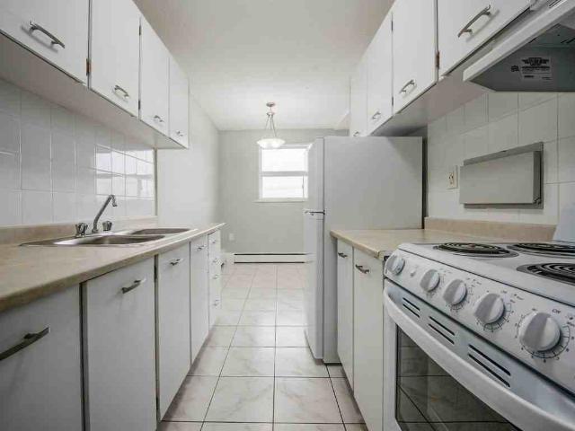 Michelle Place 1 Bedroom Apartment for Rent at 40 Mohawk Rd E, Hamilton, ON L9A 2G7