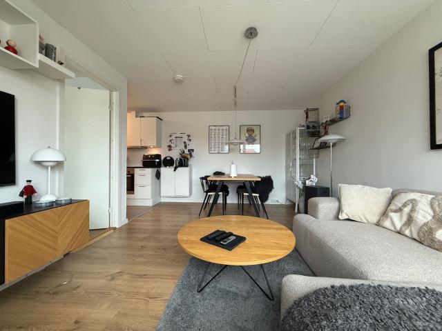 Midt i gågaden i Frederikshavn finder vi denne fine 2 vær. Renoveret lejlighed