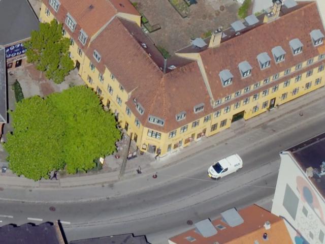 Midt på Vesterbrogade på Vesterbro udbydes dette attraktive erhvervslejemål på ca. 175 m²