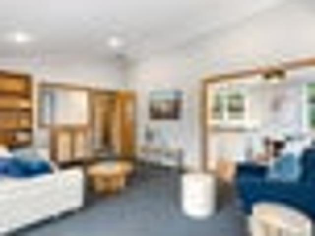 Mid Century Style. Sunny Ngaio Living