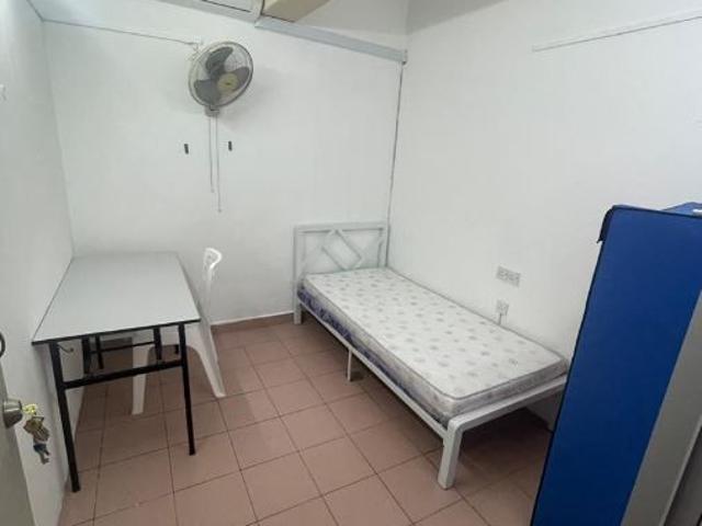 Mid and single room @ Puchong Jaya, Walking to LRT, free WiFi fully furnished