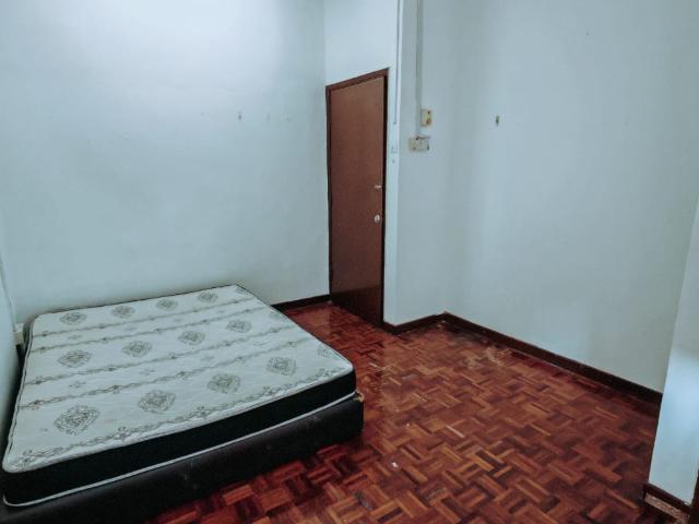 Mid Valley, The Gardens Mall in 10 Mins drive 1 month deposit only Medium Room