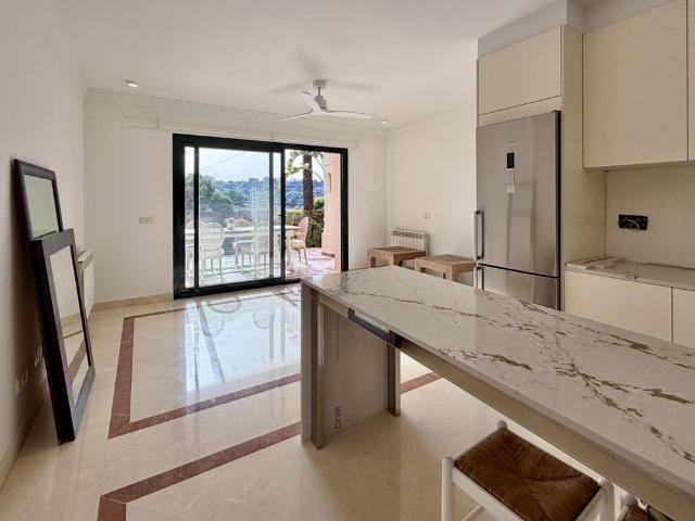 Middle Floor Apartment · Aloha