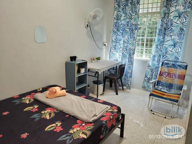 Middle King Room in bungalow at Rawang, Selangor Kitchen+Parking+Guarded Gated