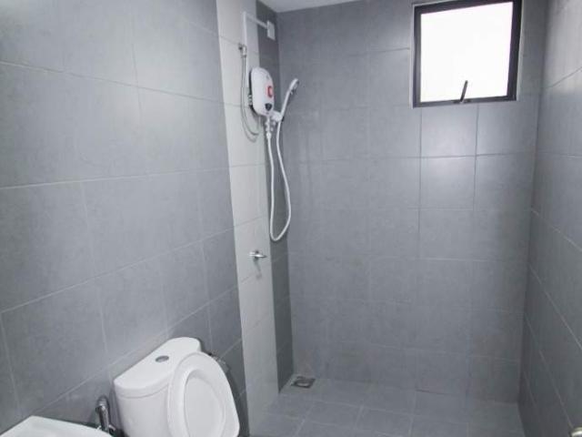 Middle room, 5 mins walk to Serdang KTM Direct to Midvalley, 15 mins walk to The Mines, 8mins to MRT UPM/Sg Besi
