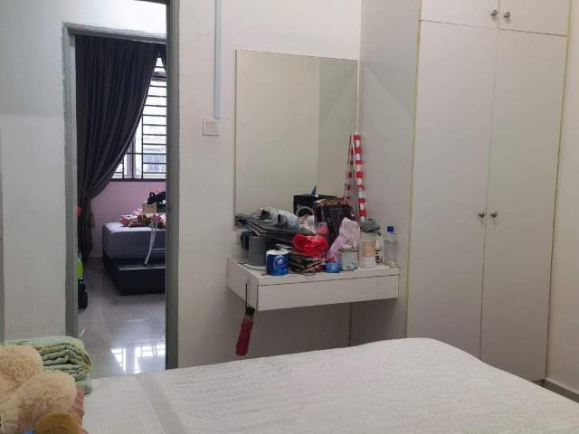 Middle room 5 mins to tuas ciq for single male professional working adult only in gelang patah, johor