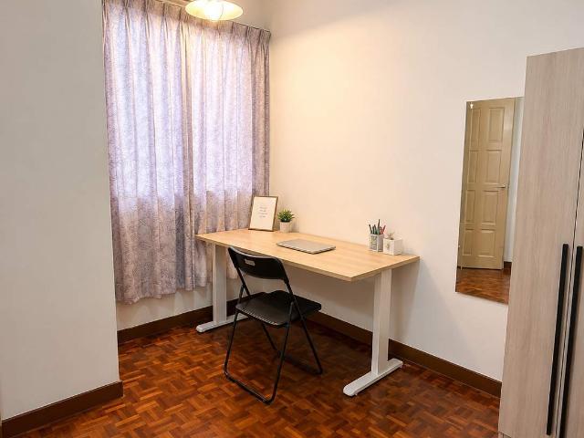 Middle Room To Let
