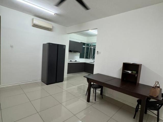 Middle Room to Let