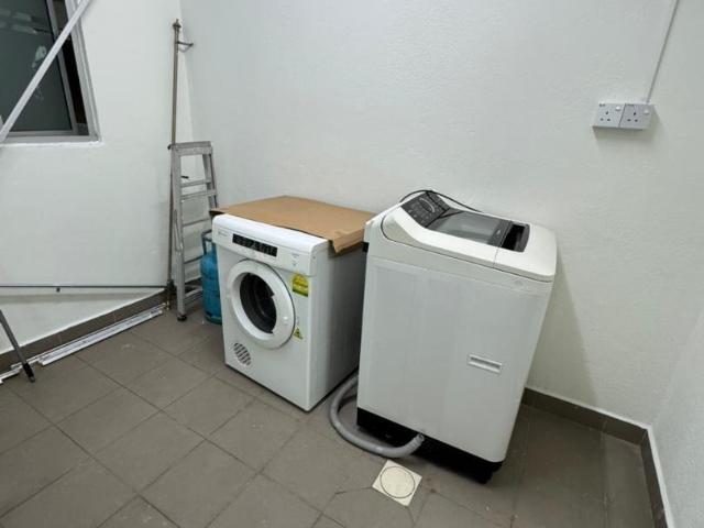 Middle Room To Let