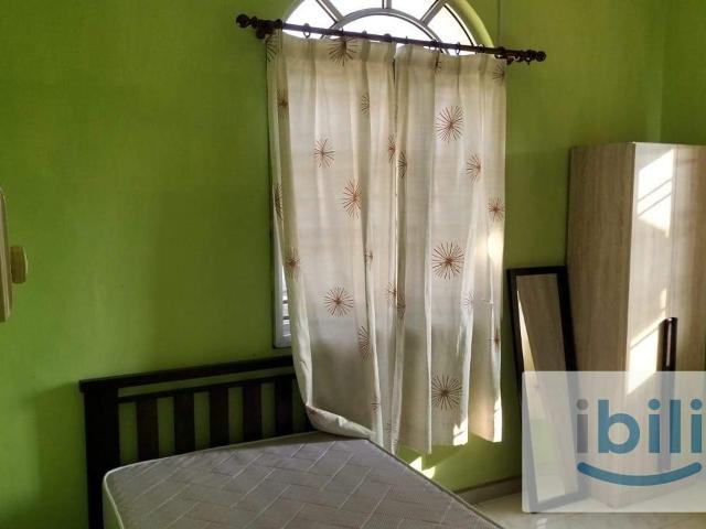 Middle room to let near HTAA