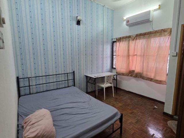 Middle Room To LetPJ SS4 Near LRTAircond RoomUrgent Move In