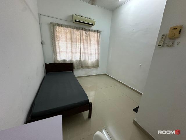 Middle Room @ USJ 6 near LRT Taipan