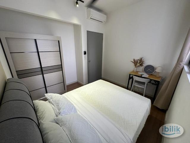 Middle room w kl view