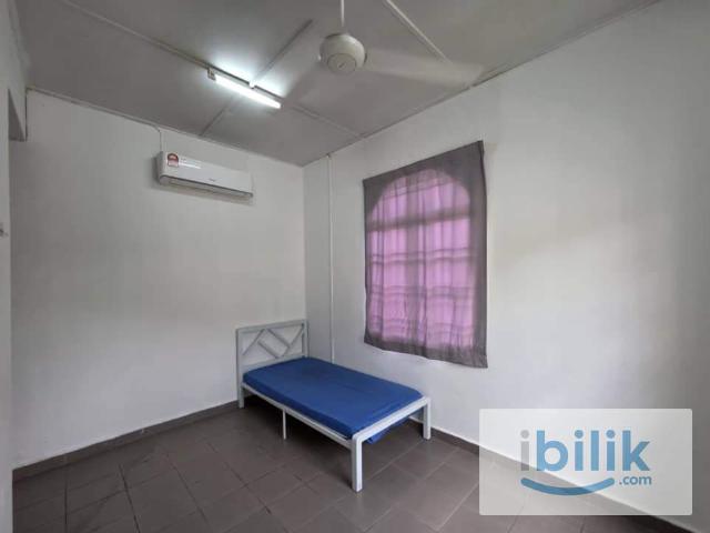 Middle Room With Attached Air Con️At Bukit Rimau Seksyen 32, Shah AlamNear Bus Stop