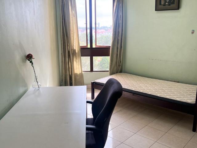 Middle Room with AC & Window at Palm Springs, Kota Damansara For Chinese Female only