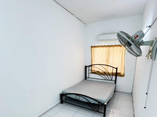 Middle Room With Air Con️ Taman Sri Jaromas, Jenjarom️Walking Distance to Bus StopNearby Lotus, Econsave