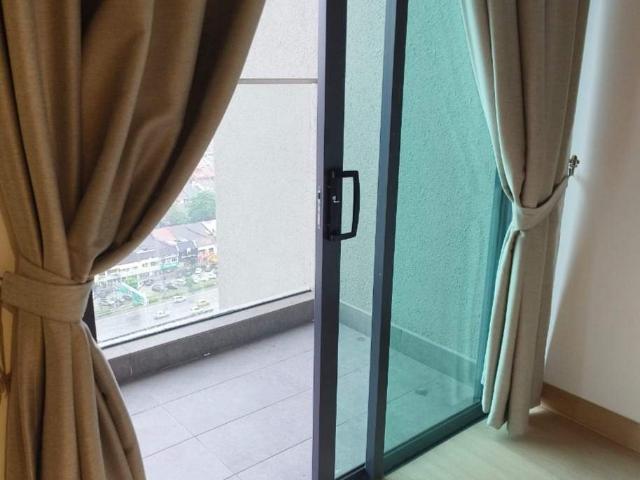 Middle Room With Balcony At SS15