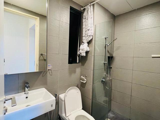 Middle Room with Big Window for rent!Best Location for Working Adults & Students! Near to Public Transport