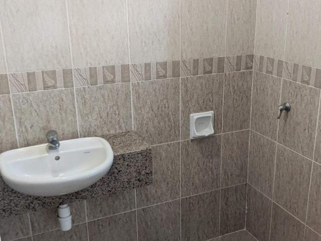Middle Room with En Suite | 3 Storey Terrace | All Utilities Included
