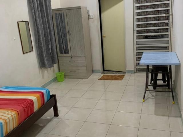 Middle room with private bathroom at Bandar Seri Botani