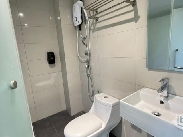 Middle Room with Private Bathroom at Petaling Street, Pudu