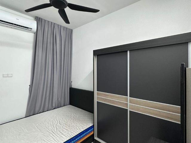 Middle Room with private bathroom at Razak City Residence